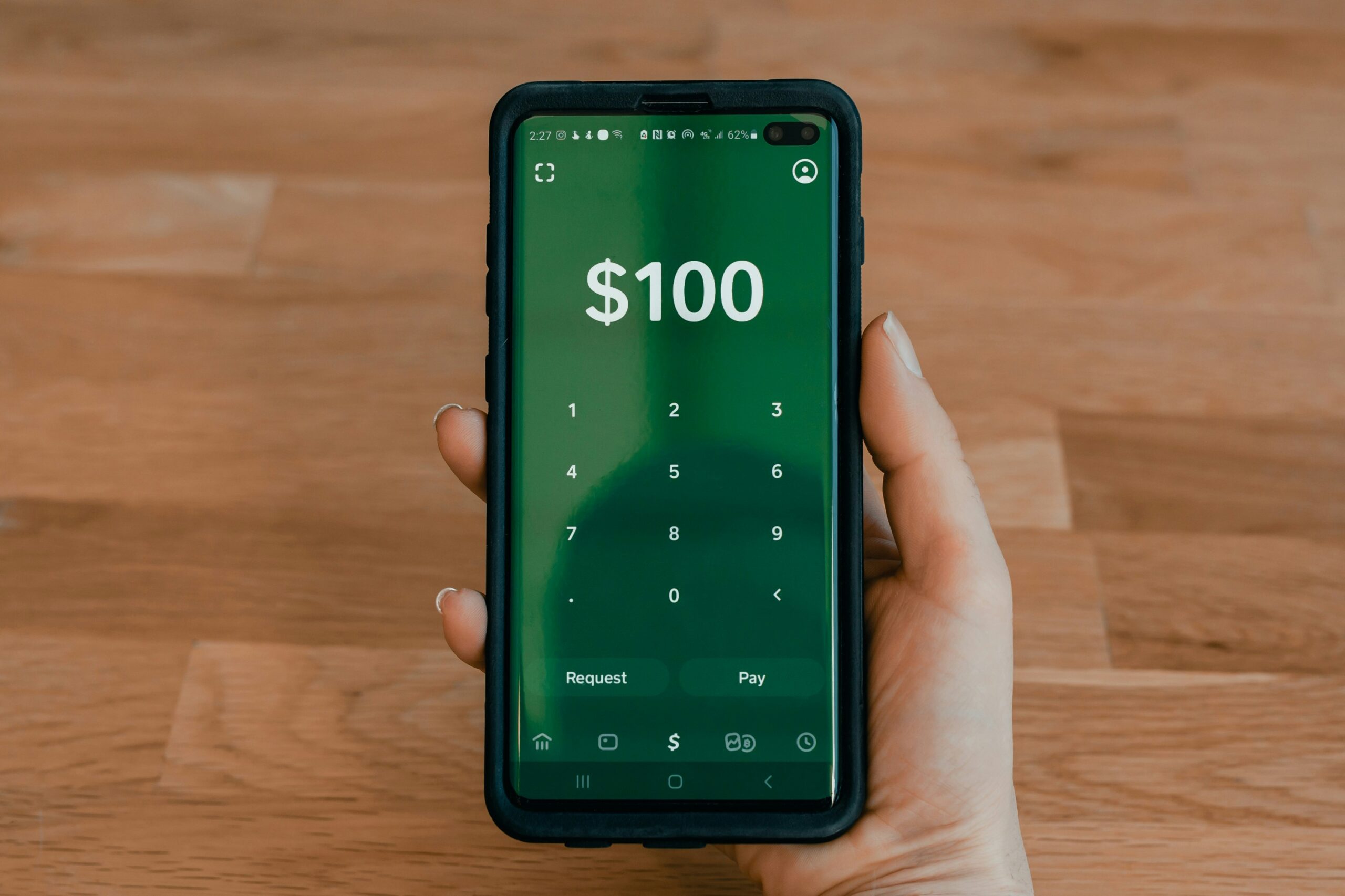 100$ being displayed on the phone screen | Cohesion 100$ being displayed on the phone screen