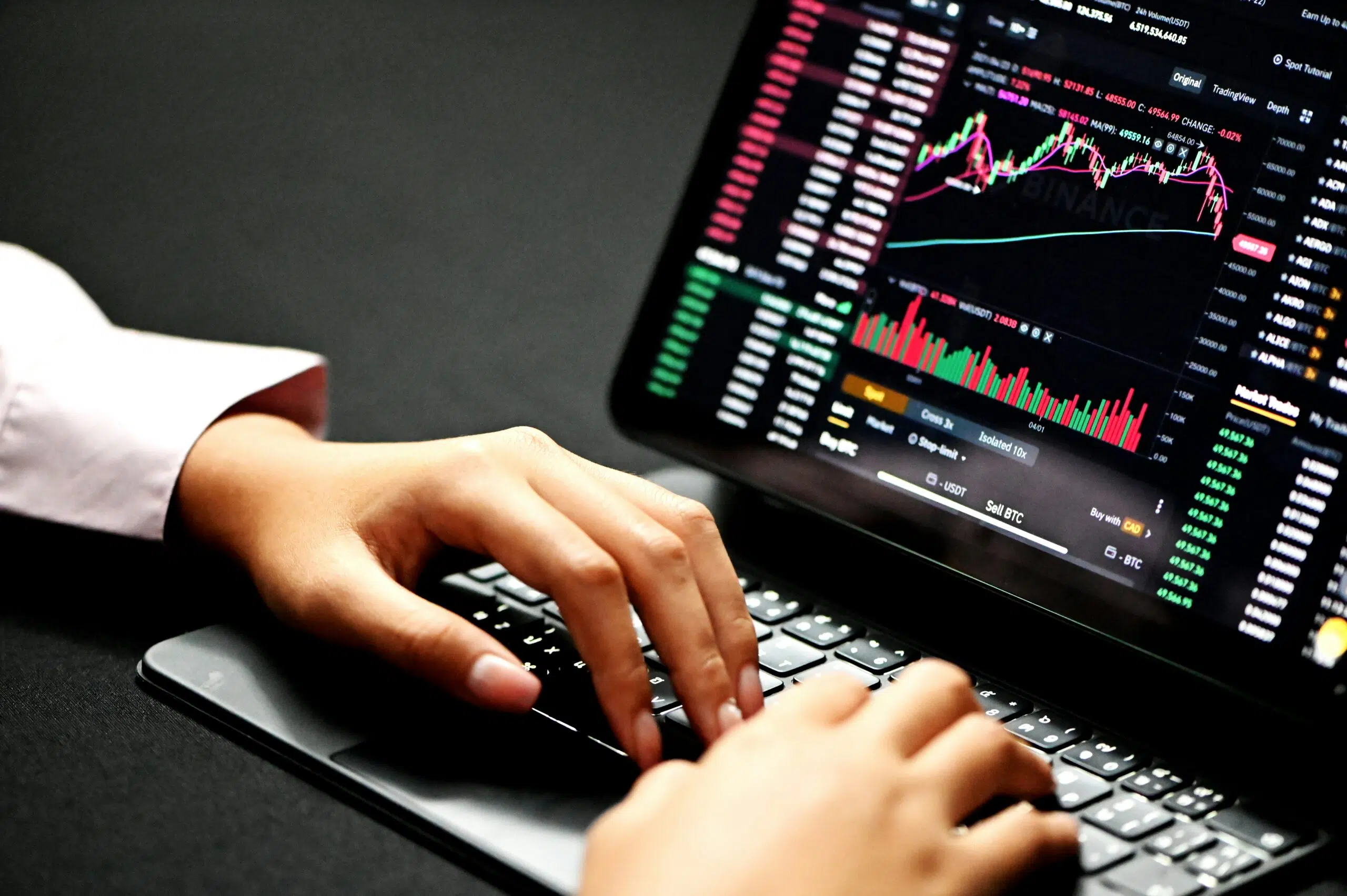 an expert viewing financial tools | Cohesion
