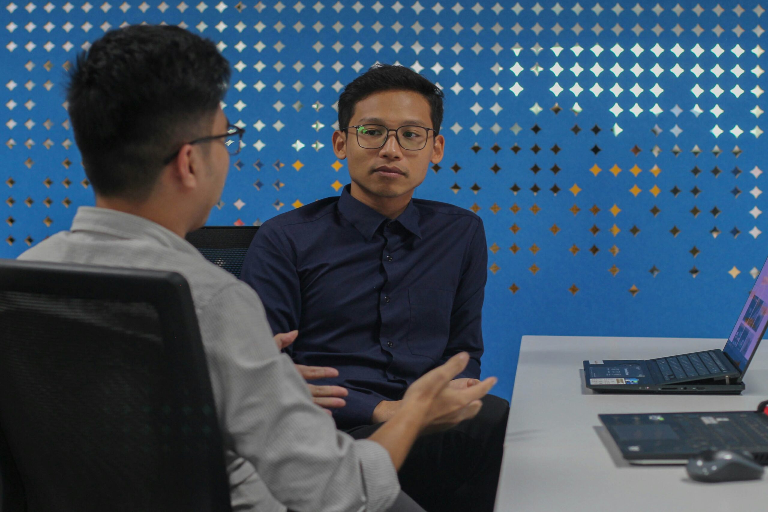 two experts discussing an accounting tool | Cohesion two experts discussing an accounting tool