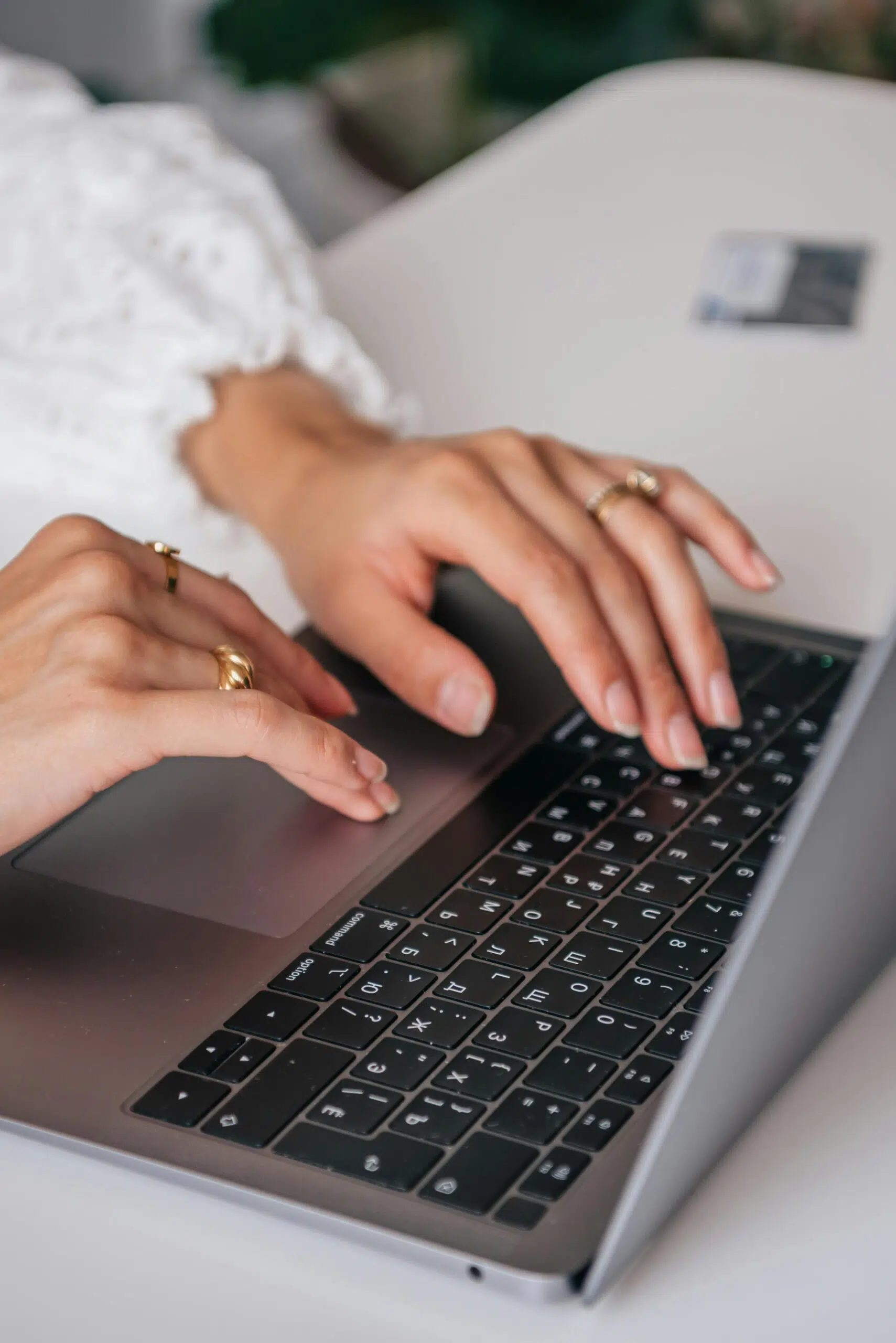 woman working on online finance tools | Cohesion woman working on online finance tools